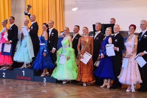 Tanzsport auf höchstem Niveau: Begeisterung bei den Turnieren in Enzklösterle